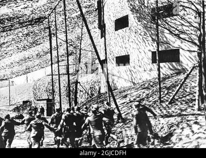 CÔTE ATLANTIQUE, FRANCE 1943-04-12 soldats courent à leur poste à un fort de batterie à terre dans le cadre du mur de l'Atlantique le 12 avril 1943, pendant l'occupation allemande de certaines parties de la France pendant la Seconde Guerre mondiale. Photo: Maier / AB Text & Bilder / Scherl Bilderdienst / SVT / Kod: 5600 Banque D'Images