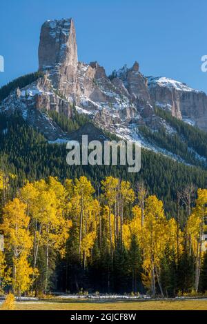 États-Unis, Colorado, forêt nationale d'Uncompahgre, Chimney Rock (à gauche) et Courthouse Mountain (à droite) au-dessus de la prairie et de la forêt de couleur automnale. Banque D'Images