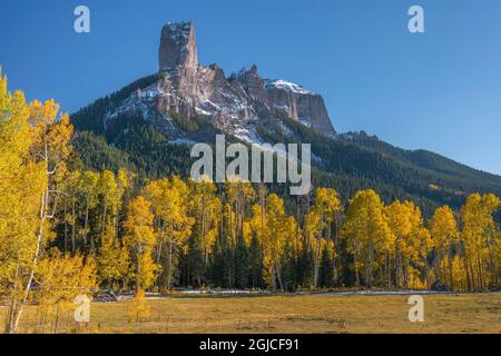 États-Unis, Colorado, forêt nationale d'Uncompahgre, Chimney Rock (à gauche) et Courthouse Mountain (à droite) au-dessus de la prairie et de la forêt de couleur automnale. Banque D'Images