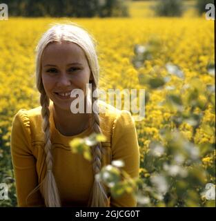 Membre du groupe pop suédois Abba, Agnetha Faltskog pose pour photographe sur un champ de colza dans la campagne de Stockholm, en Suède. 1972. Banque D'Images