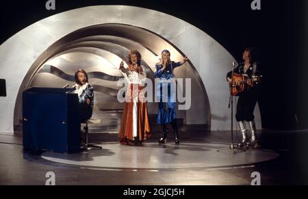 Photo prise le 9 février 1974 dans un studio à Stockholm montre le groupe pop suédois Abba avec ses membres (L-R) Benny Andersson, Anni-Frid Lyngstad, Agnetha Faltskog et Bjorn Ulvaeus lors de la qualification suédoise au Concours Eurovision Song à Brighton, en Grande-Bretagne. Le légendaire groupe de disco suédois ABBA a annoncé le 27 avril 2018 qu'ils se sont réunis pour enregistrer deux nouvelles chansons, 35 ans après leur dernier single. Le quatuor s'est divisé en 1982 après avoir dominé la scène disco pendant plus d'une décennie avec des tubes comme 'Waterloo', 'Dancing Queen', 'mamma Mia' et 'Super Trouper'. Banque D'Images