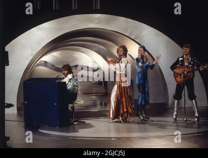 Photo prise le 9 février 1974 dans un studio à Stockholm montre le groupe pop suédois Abba avec ses membres (L-R) Benny Andersson, Anni-Frid Lyngstad, Agnetha Faltskog et Bjorn Ulvaeus lors de la qualification suédoise au Concours Eurovision Song à Brighton, en Grande-Bretagne. Le légendaire groupe de disco suédois ABBA a annoncé le 27 avril 2018 qu'ils se sont réunis pour enregistrer deux nouvelles chansons, 35 ans après leur dernier single. Le quatuor s'est divisé en 1982 après avoir dominé la scène disco pendant plus d'une décennie avec des tubes comme 'Waterloo', 'Dancing Queen', 'mamma Mia' et 'Super Trouper'. Banque D'Images