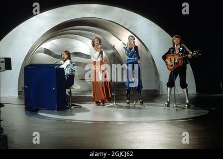 Photo prise le 9 février 1974 dans un studio à Stockholm montre le groupe pop suédois Abba avec ses membres (L-R) Benny Andersson, Anni-Frid Lyngstad, Agnetha Faltskog et Bjorn Ulvaeus lors de la qualification suédoise au Concours Eurovision Song à Brighton, en Grande-Bretagne. Le légendaire groupe de disco suédois ABBA a annoncé le 27 avril 2018 qu'ils se sont réunis pour enregistrer deux nouvelles chansons, 35 ans après leur dernier single. Le quatuor s'est divisé en 1982 après avoir dominé la scène disco pendant plus d'une décennie avec des tubes comme 'Waterloo', 'Dancing Queen', 'mamma Mia' et 'Super Trouper'. Banque D'Images