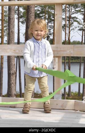 NYNAS 2018-08-18 Prince Carl Philip, Princesse Sofia, Prince Alexander visite de la réserve naturelle de Nynas I Sodermanland, Suède jeudi. Le prince Alexander, qui est le duc du comté de Sodermanland, a inauguré son cadeau de baptême du comté qui est un chemin et un point d'observation dans la réserve naturelle Foto: Jonas Ekstromer / TT / Kod 10030 Banque D'Images