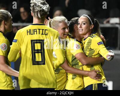 Le Kosovare Asllani (R) de Suède célèbre avec ses coéquipiers après avoir atteint le but d'ouverture lors de la qualification des femmes DE l'UEFA EURO 2021 du groupe F entre la Suède et la Slovaquie à l'ancienne arène Ullevi mardi 8 octobre 2019. Photo: Bjorn Larsson Rosvall / TT / Kod 9200 Banque D'Images