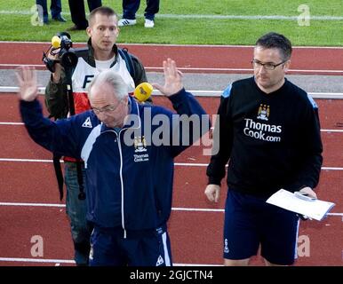 L'entraîneur de Manchester City, Sven Goran Eriksson, remercie les supporters après leur victoire dans le match amical contre Orgryte au stade Paskbergavallen à Varberg, en Suède. Photo publiée le mercredi 18 juillet 2007 par l'ASSOCIATION DE LA PRESSE. Le crédit photo devrait se lire comme suit : Adam Ihse/SCANPIX. CETTE IMAGE NE PEUT ÊTRE UTILISÉE QUE DANS LE CONTEXTE D'UNE FONCTION ÉDITORIALE. AUCUNE UTILISATION DE SITE WEB/INTERNET À MOINS QUE LE SITE NE SOIT ENREGISTRÉ AUPRÈS DE L'ASSOCIATION DE FOOTBALL PREMIER LEAGUE. Banque D'Images