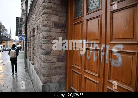 STOCKHOLM 20191128 le mot « Judas » est pulvérisé de peinture blanche sur la porte d'entrée du footballeur suédois r Zlatan Ibrahimovic à Stockholm, en Suède, le jeudi 28 novembre 2019. Certains supporters du vieux club de football de Zlatan Malmo FF sont en colère comme Zlatan est devenu l'un des propriétaires du club de football de Stockholm Hammarby FF Foto: Jessica Gow / TT Kod 10070 Banque D'Images