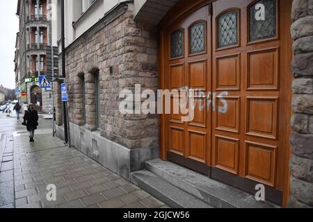 STOCKHOLM 20191128 le mot « Judas » est pulvérisé de peinture blanche sur la porte d'entrée du footballeur suédois r Zlatan Ibrahimovic à Stockholm, en Suède, le jeudi 28 novembre 2019. Certains supporters du vieux club de football de Zlatan Malmo FF sont en colère comme Zlatan est devenu l'un des propriétaires du club de football de Stockholm Hammarby FF Foto: Jessica Gow / TT Kod 10070 Banque D'Images