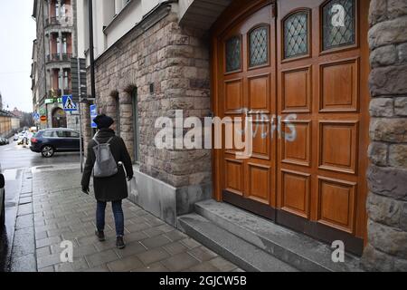 STOCKHOLM 20191128 le mot « Judas » est pulvérisé de peinture blanche sur la porte d'entrée du footballeur suédois r Zlatan Ibrahimovic à Stockholm, en Suède, le jeudi 28 novembre 2019. Certains supporters du vieux club de football de Zlatan Malmo FF sont en colère comme Zlatan est devenu l'un des propriétaires du club de football de Stockholm Hammarby FF Foto: Jessica Gow / TT Kod 10070 Banque D'Images