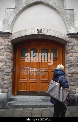 STOCKHOLM 20191128 le mot « Judas » est pulvérisé de peinture blanche sur la porte d'entrée du footballeur suédois r Zlatan Ibrahimovic à Stockholm, en Suède, le jeudi 28 novembre 2019. Certains supporters du vieux club de football de Zlatan Malmo FF sont en colère comme Zlatan est devenu l'un des propriétaires du club de football de Stockholm Hammarby FF Foto: Jessica Gow / TT Kod 10070 Banque D'Images