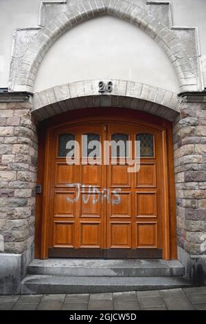 STOCKHOLM 20191128 le mot « Judas » est pulvérisé de peinture blanche sur la porte d'entrée du footballeur suédois r Zlatan Ibrahimovic à Stockholm, en Suède, le jeudi 28 novembre 2019. Certains supporters du vieux club de football de Zlatan Malmo FF sont en colère comme Zlatan est devenu l'un des propriétaires du club de football de Stockholm Hammarby FF Foto: Jessica Gow / TT Kod 10070 Banque D'Images