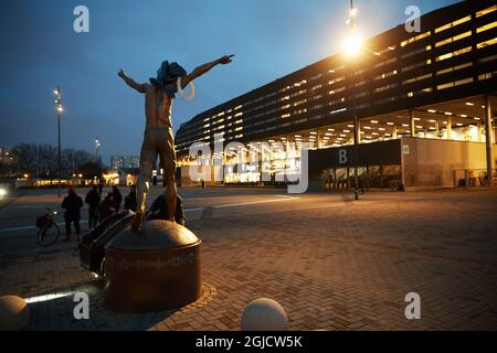 La statue du footballeur suédois Zlatan Ibrahimovic à l'extérieur du stade de football de Malmo, en Suède, a été vandalisée. Certains supporters de l'ancien club de football de Zlatan Malmo FF sont en colère alors que Zlatan est devenu l'un des propriétaires du club de football de Stockholm Hammarby FF Foto: Andreas Hillergren / TT / Kod 10600 Banque D'Images