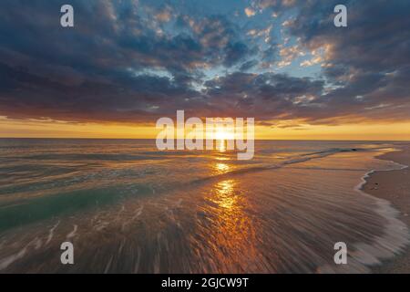 Coucher de soleil nuages au-dessus du golfe du Mexique sur l'île Sanibel en Floride, États-Unis. Banque D'Images