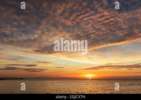 Des nuages de lever de soleil vifs au-dessus de l'océan Atlantique depuis Higgs Beach à Key West, Floride, États-Unis Banque D'Images