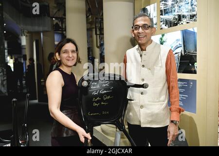 STOCKHOLM 20191206 Prix Nobel d'économie Abhijit Banerjee et Esther Duflo signent des chaires au Musée Nobel de Stockholm, Suède, le 06 décembre 2019. Photo: Henrik Montgomery / TT Kod 10060 Banque D'Images