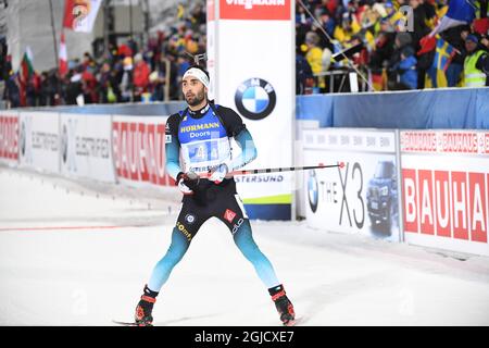 Martin Fourcade de France passe la ligne d'arrivée et place la France deuxième lors de la coupe du monde de l'IBU biathlon hommes 4x7,5 km relais au stade de ski d'Ostersund 07 décembre 2019. Photo Fredrik Sandberg / TT Kod 10080 Banque D'Images