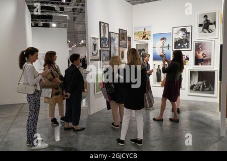 États-Unis, Floride, Miami. Les femmes voient une exposition de galerie à Art Basel, Miami. Art Basel est la plus grande foire d'art contemporain au monde. Banque D'Images