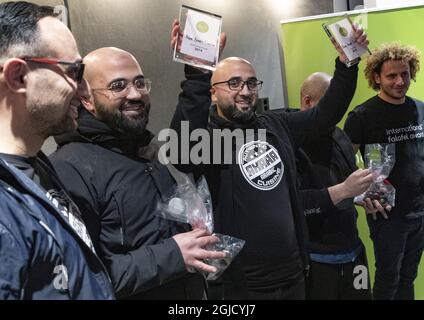 Le meilleur falafel du monde est toujours danois. Ali Abdullah (au milieu) à la cuisine arabe danoise Ahaaa a remporté les catégories meilleur Falafel et le Falafel le plus innovant. Quinze équipes de six pays ont participé au Prix international de Falafel 2019 à Malmoe, en Suède, le samedi 14 décembre 2019. Photo: Johan Nilsson / TT / code 50090 Banque D'Images