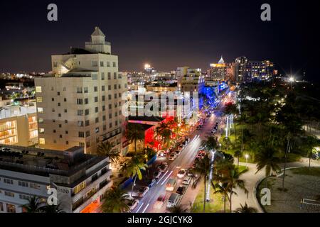 États-Unis, Floride, Miami. Ocean Drive, situé sur South Beach à Miami, est connu pour ses hôtels, restaurants, bars et boîtes de nuit art déco qui sont dotés d'un Li sophistiqué Banque D'Images