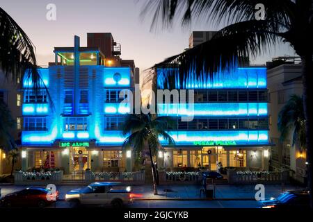 États-Unis, Floride, Miami. Ocean Drive, situé sur South Beach à Miami, est connu pour ses hôtels, restaurants, bars et boîtes de nuit art déco qui sont dotés d'un Li sophistiqué Banque D'Images