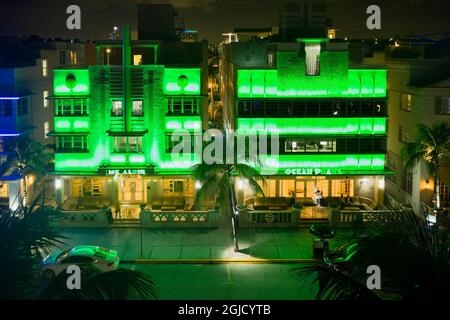 États-Unis, Floride, Miami. Ocean Drive, situé sur South Beach à Miami, est connu pour ses hôtels, restaurants, bars et boîtes de nuit art déco qui sont dotés d'un Li sophistiqué Banque D'Images