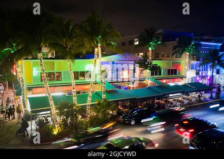 États-Unis, Floride, Miami. Ocean Drive, situé sur South Beach à Miami, est connu pour ses hôtels, restaurants, bars et boîtes de nuit art déco qui sont dotés d'un Li sophistiqué Banque D'Images