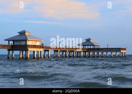 États-Unis, Floride, fort Myers Beach. Jetée de fort Myers Beach au coucher du soleil. Situé sur l'île d'Estero, fort Myers Beach est une destination touristique importante en Floride. Banque D'Images