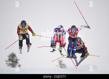 Fanny Smith de Suisse (bleu) remporte la finale féminine à la compétition Freeslund Skicross de la coupe du monde FIS à Idre, Suède, le 25 janvier 2020, devant Sandra Naeslund de Suède (rouge), Brittany Phelan du Canada (jaune) et Marielle Thompson du Canada (verte). Photo: Pontus Lundahl / TT / code 10050 Banque D'Images