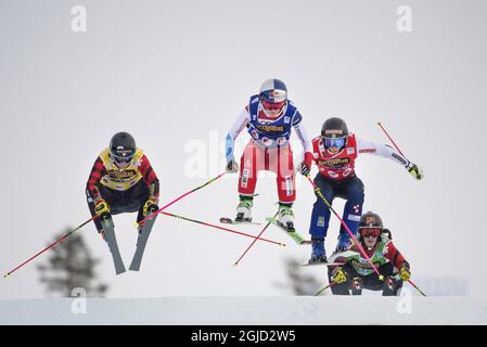 Fanny Smith de Suisse (bleu) remporte la finale féminine à la compétition Freeslund Skicross de la coupe du monde FIS à Idre, Suède, le 25 janvier 2020, devant Sandra Naeslund de Suède (rouge), Brittany Phelan du Canada (jaune) et Marielle Thompson du Canada (verte). Photo: Pontus Lundahl / TT / code 10050 Banque D'Images