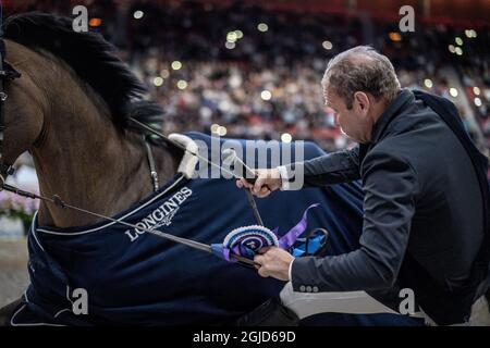 Geir Gulliksen de Norvège tombe de son cheval Groep Quatro quand il manèges un ? un tour d'honneur ? Après avoir remporté la coupe du monde de saut FEI lors du salon équestre de Göteborg au Scandinavium à Göteborg, Suède, le 23 février 202. Foto: Bjorn Larsson Rosvall/TT Kod 9200 Banque D'Images