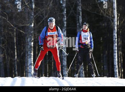 MORA 2020-02-24 un vétéran de la course de ski de Vasalopp, âgé de 86 ans, Borje Karlsson, ici avec sa fille Ulrika Karlsson, a fait sa 60ème course de ski de Vasalopp le 24 février 2020. Vasaloppet est de 90 kilomètres de long. Poto Patrik C Osterberg / TT Kod 2857 Banque D'Images