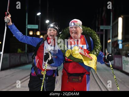 MORA 2020-02-24 un vétéran de la course de ski de Vasalopp, âgé de 86 ans, Borje Karlsson, ici avec sa fille Ulrika Karlsson, a fait sa 60ème course de ski de Vasalopp le 24 février 2020. Vasaloppet est de 90 kilomètres de long. Poto Patrik C Osterberg / TT Kod 2857 Banque D'Images