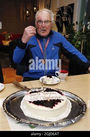 MORA 2020-02-24 le vétéran de la course de ski de Vasalopp, âgé de 86 ans, Borje Karlsson, est vu manger un gâteau après avoir terminé sa 60ème course de ski de Vasalopp le 24 février 2020. Vasaloppet est de 90 kilomètres de long. Poto Patrik C Osterberg / TT Kod 2857 Banque D'Images