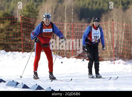 MORA 2020-02-24 un vétéran de la course de ski de Vasalopp, âgé de 86 ans, Borje Karlsson, ici avec sa fille Ulrika Karlsson, a fait sa 60ème course de ski de Vasalopp le 24 février 2020. Vasaloppet est de 90 kilomètres de long. Poto Patrik C Osterberg / TT Kod 2857 Banque D'Images