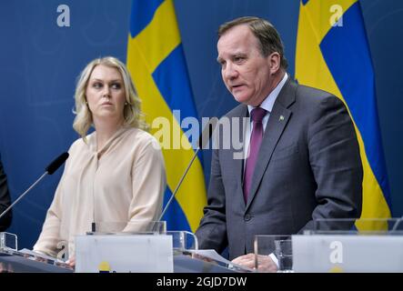 STOCKHOLM 20200313 la ministre des Affaires sociales Lena Hallengren (L) et le Premier ministre Stefan Löfven tiennent une conférence de presse vendredi 13 mars dans les bureaux gouvernementaux sur la disponibilité de matériel dans le secteur de la santé. Photo: Jessica Gow / TT / Kod 10070 Banque D'Images