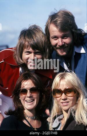 Les membres du groupe suédois Abba, Bjorn Ulvaeus (en haut à gauche) Benny Andersson (en haut à droite) Anni-Frid Lyngstad (en bas à gauche) Agnetha Faltskog (en bas à droite) posent pour un photographe. Banque D'Images