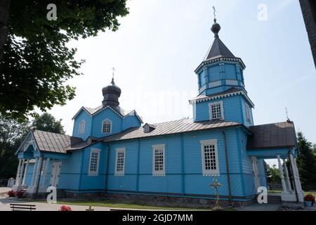 Narew, Pologne - 12 juillet 2021 : Église orthodoxe bleue de l'Exaltation de la Sainte-Croix. Jour ensoleillé d'été Banque D'Images