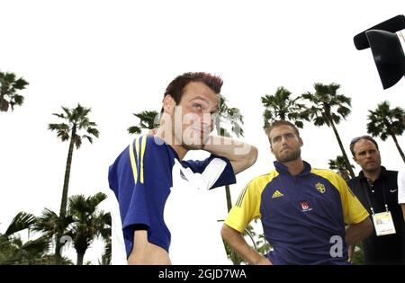 Fredrik Ljungberg (l) et Olof Mellberg (r) expliquent aux journalistes pourquoi ils ont tous deux brawchacun pendant la session de formation précédente lors de la conférence de presse des équipes suédoises à leur hôtel d'Aoshima, près de la ville de Miyazaki Banque D'Images