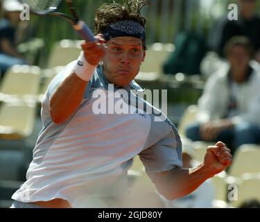 Thomas Enqvist de Suède en action contre Edgardo Massa d'Argentine Banque D'Images