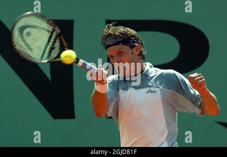 Thomas Enqvist de Suède en action contre Edgardo Massa d'Argentine Banque D'Images