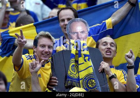 Les fans suédois célèbrent le tirage au sort de 1-1 contre l'Argentine avec une découpe de carton du directeur de l'Angleterre, Sven Goran Eriksson Banque D'Images