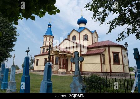 Narew, Pologne - 12 juillet 2021 : église jaune orthodoxe. Saint-Jacques l'Apôtre. Jour ensoleillé d'été Banque D'Images