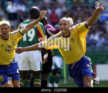 Henrik Larsson célèbre son objectif pour la Suède Banque D'Images