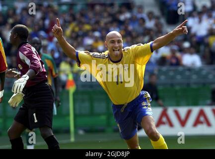 Henrik Larsson célèbre son objectif pour la Suède Banque D'Images