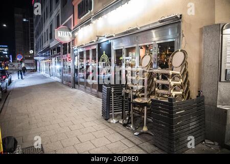 Tavernes vides à Medborgarplatsen à Stockholm. Les gens restent à la maison pour éviter d'être infectés par le virus corona. 2020-03-28 (C) BARDELL ANDREAS / AFTONBLADET / TT * * * EXPRESS OUT * * * AFTONBLADET / 2916 Banque D'Images