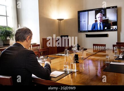 Le roi de Suède Karl Gustaf lors d'une conférence vidéo à Stockholm le 02 avril 2020 avec le ministre de l'entreprise, Ibrahim Baylan, sur la situation difficile pour les entreprises suédoises en raison de la pandémie du coronavirus. Photo: Pontus Lundahl / TT / code 10050 Banque D'Images