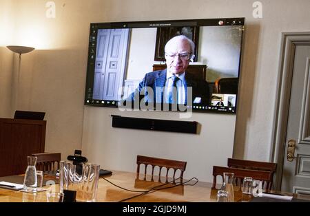 Le roi de Suède Karl Gustaf lors d'une conférence vidéo à Stockholm le 02 avril 2020 avec le ministre de l'entreprise, Ibrahim Baylan, sur la situation difficile pour les entreprises suédoises en raison de la pandémie du coronavirus. Photo: Pontus Lundahl / TT / code 10050 Banque D'Images