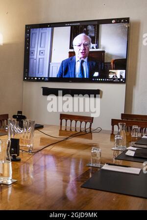 Le roi de Suède Karl Gustaf lors d'une conférence vidéo à Stockholm le 02 avril 2020 avec le ministre de l'entreprise, Ibrahim Baylan, sur la situation difficile pour les entreprises suédoises en raison de la pandémie du coronavirus. Photo: Pontus Lundahl / TT / code 10050 Banque D'Images