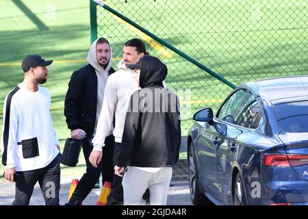 Zlatan Ibrahimovic quitte le terrain de football d'Arsta IP après un entraînement avec l'équipe suédoise Hammarby IF à Stockholm, Suède, le 09 avril 2020. Zlatan Ibrahimovic a acheté un quart des actions de l'équipe de football Hammarby de Stockholm en novembre 2019. Photo: Henrik Montgomery / TT code 10060 Banque D'Images