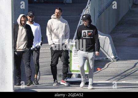 Zlatan Ibrahimovic quitte le terrain de football d'Arsta IP après un entraînement avec l'équipe suédoise Hammarby IF à Stockholm, Suède, le 09 avril 2020. Zlatan Ibrahimovic a acheté un quart des actions de l'équipe de football Hammarby de Stockholm en novembre 2019. Photo: Henrik Montgomery / TT code 10060 Banque D'Images